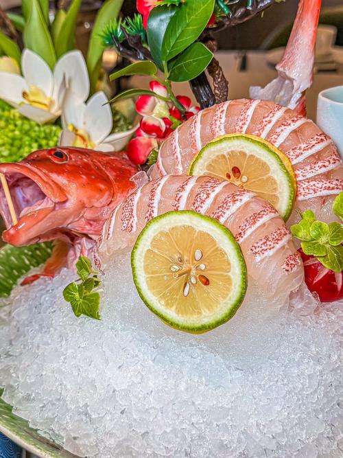 在众多美食中，哪一家餐厅的盛宴能让你心动成为顾客的首选呢？