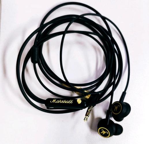 什么样的耳机在听摇滚音乐时音质表现更佳，有哪些品牌值得推荐？