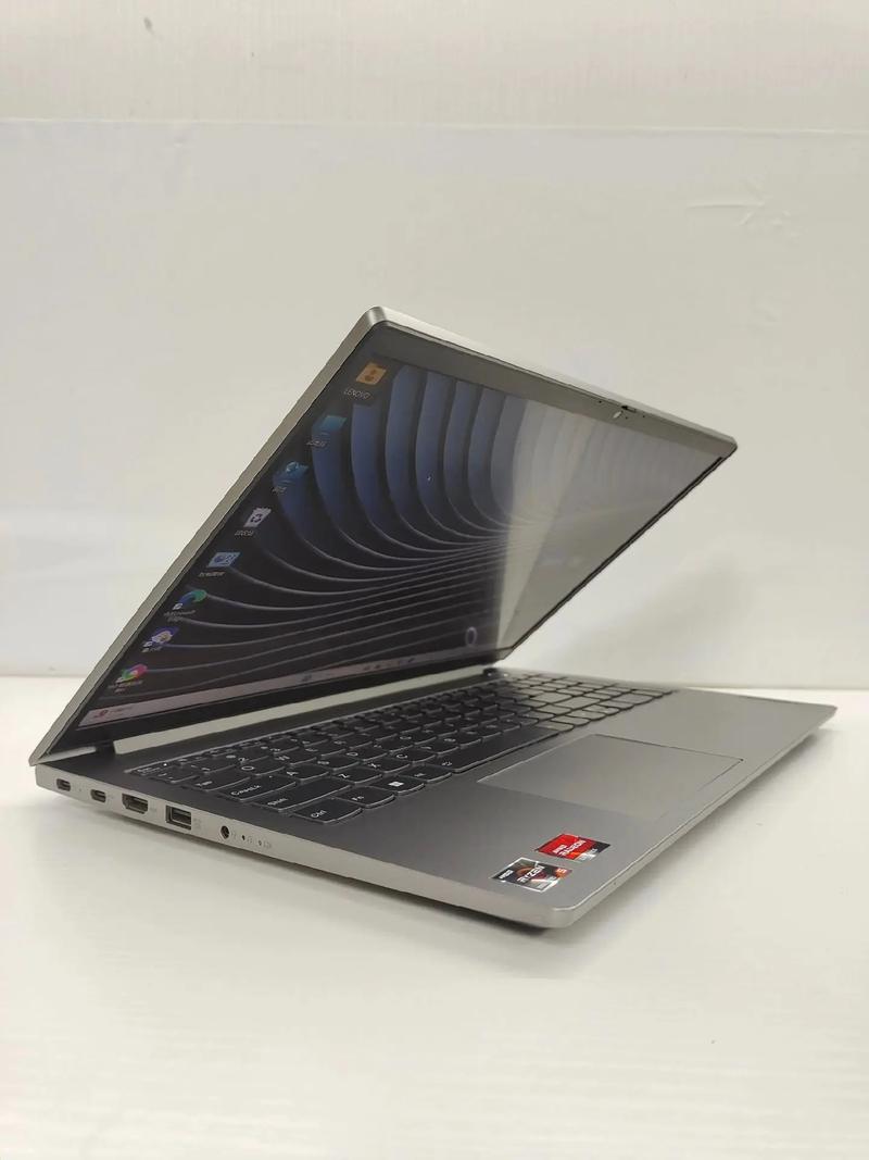 联想ideapad15锐龙版测评中，这款笔记本的处理器、显卡、内存等具体参数如何？