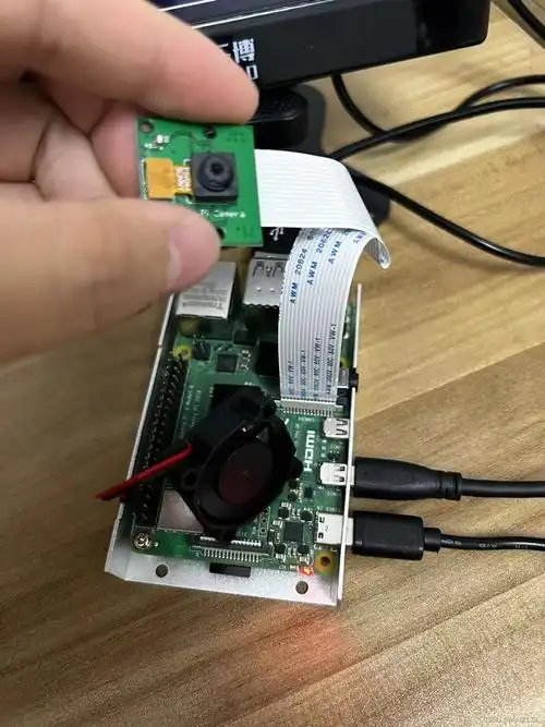 如何用Python在树莓派上设置摄像头持续录像并实时传输到主机？