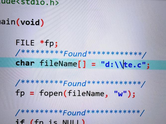 如何解决C语言编译时返回Id 1 exit status的错误问题？