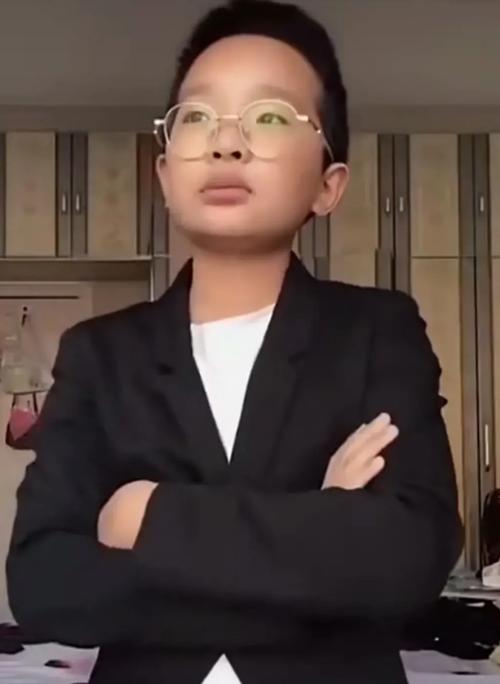 如何通过正能量危机公关化解钟美美尊师模仿秀爆红带来的负面影响？