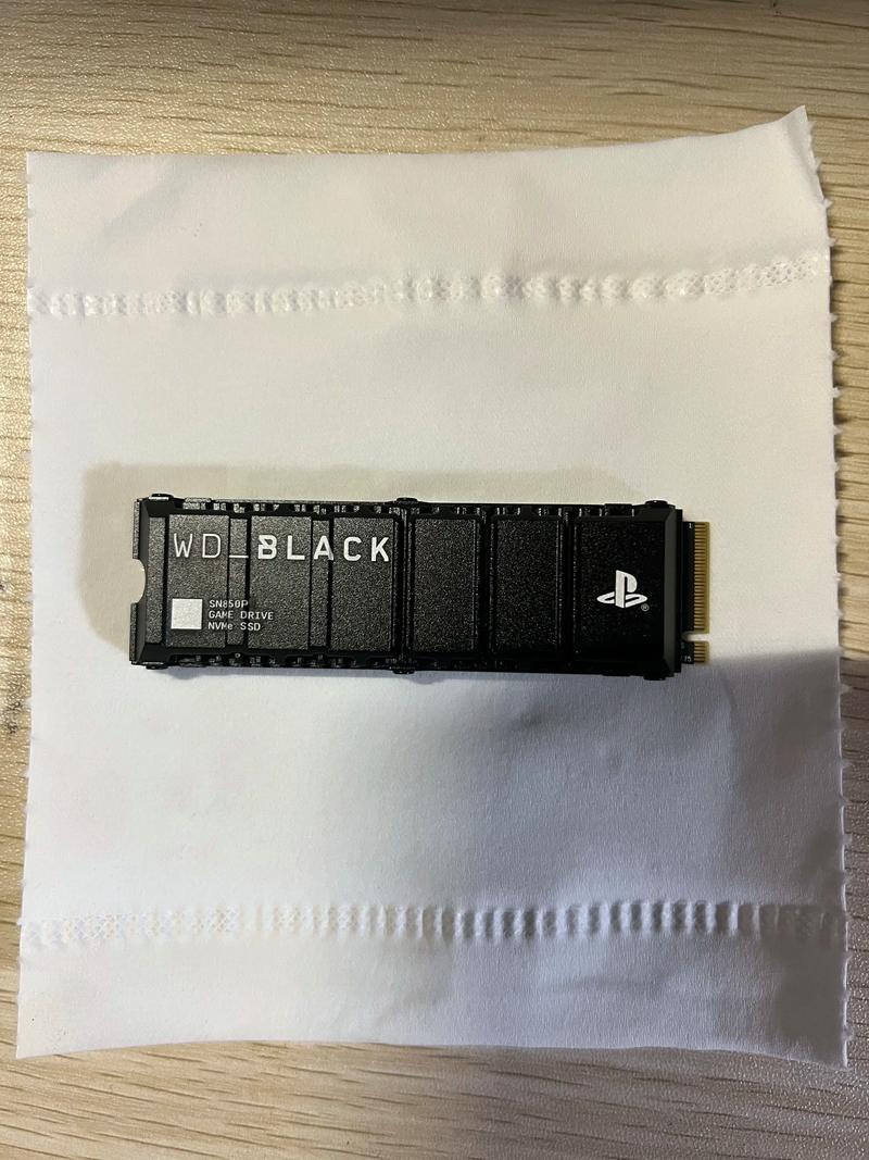 哪种小型、高容量、低功耗的固态硬盘更适合用于数据库存储？