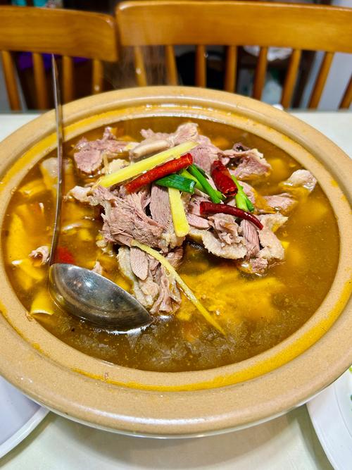 信阳市哪家餐厅提供正宗的本地特色美食？