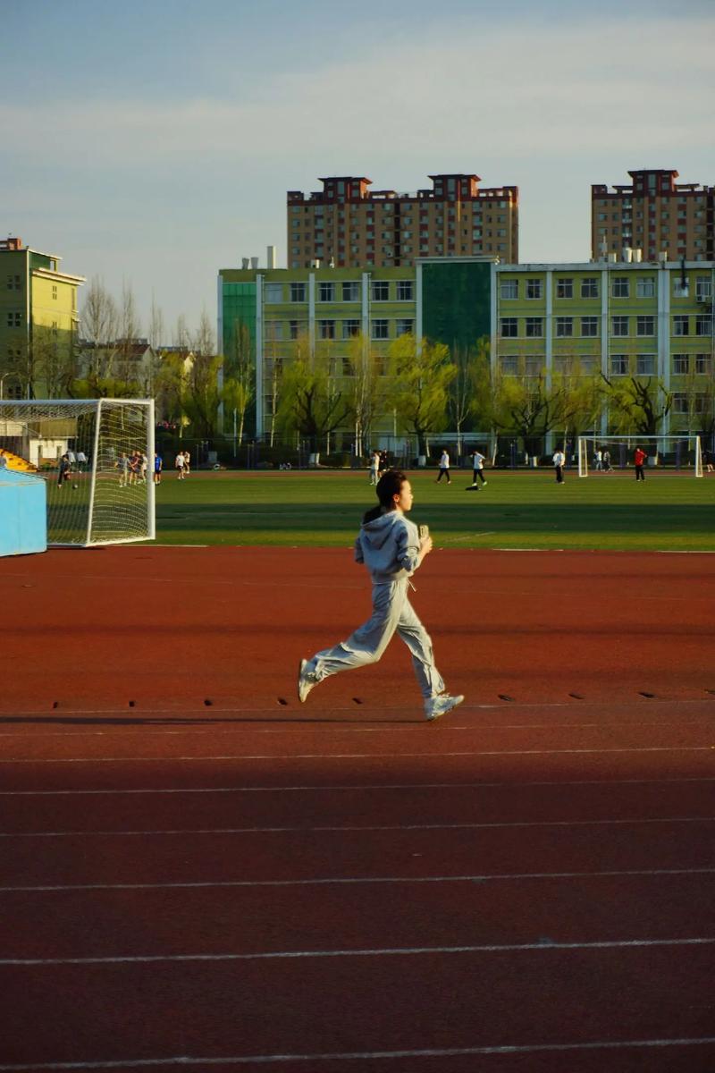 这片安静的操场，跑步的人去哪儿了？