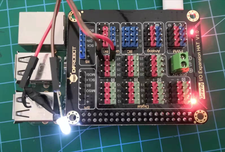 树莓派指示灯能否通过编程实现不同颜色和闪烁模式？
