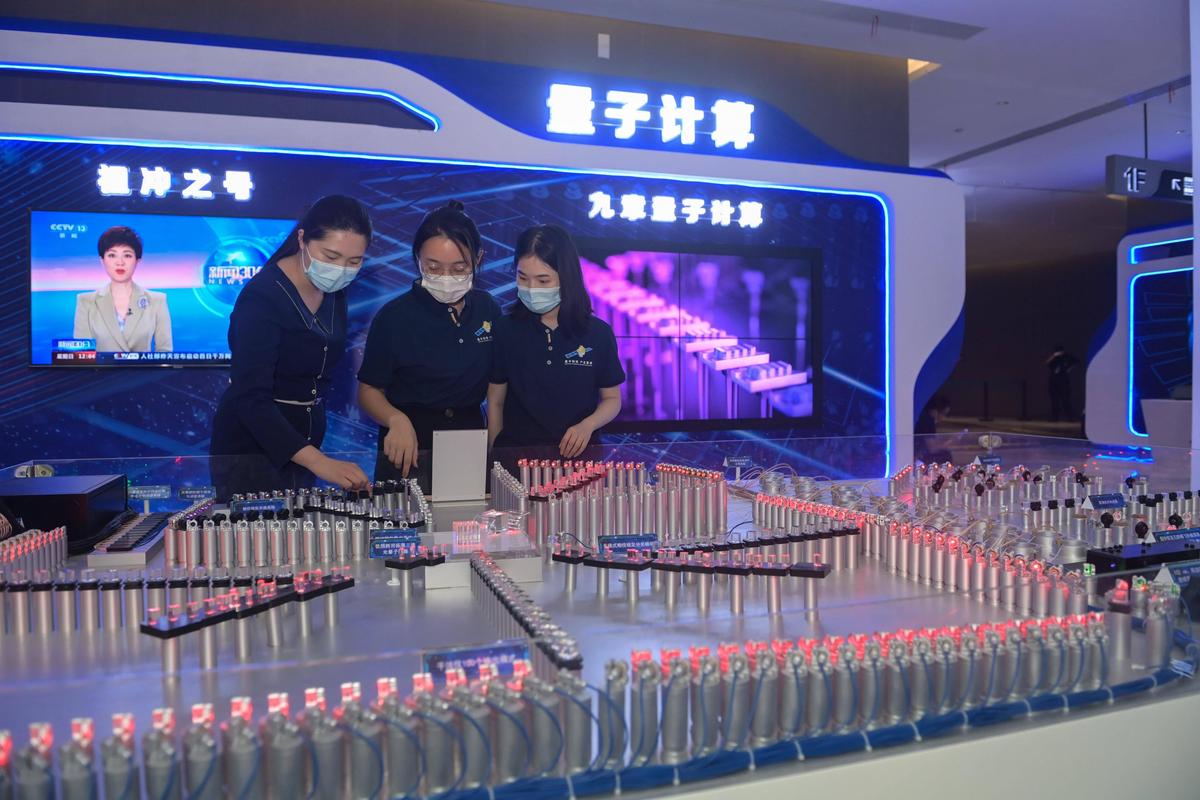 量子测量在量子计算基础中扮演什么角色？