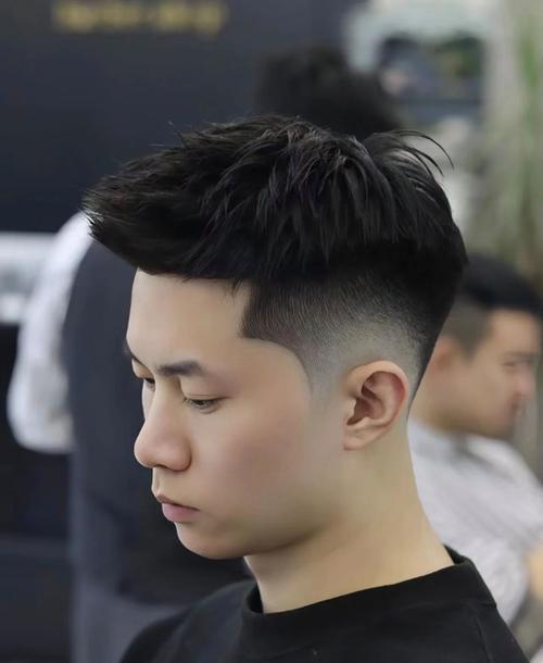 科技与艺术完美融合，如何打造新潮时尚的男士发型？