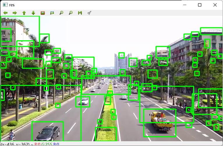 如何利用OpenCV帧差法识别显著差异的图像帧？