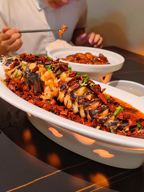 这家餐厅的菜品种类繁多，你能推荐几个特色长尾菜吗？