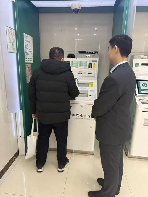 如何优化银行排队系统以提升客户体验？