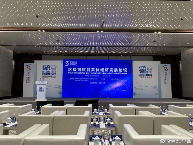 W3C这个组织有什么特别之处，使其成为全球互联网标准制定的核心机构？