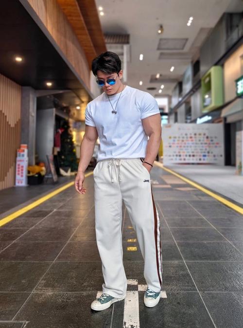 肌肉男试穿小清新衣服，淘宝爆款新潮流，这搭配是不是很潮？