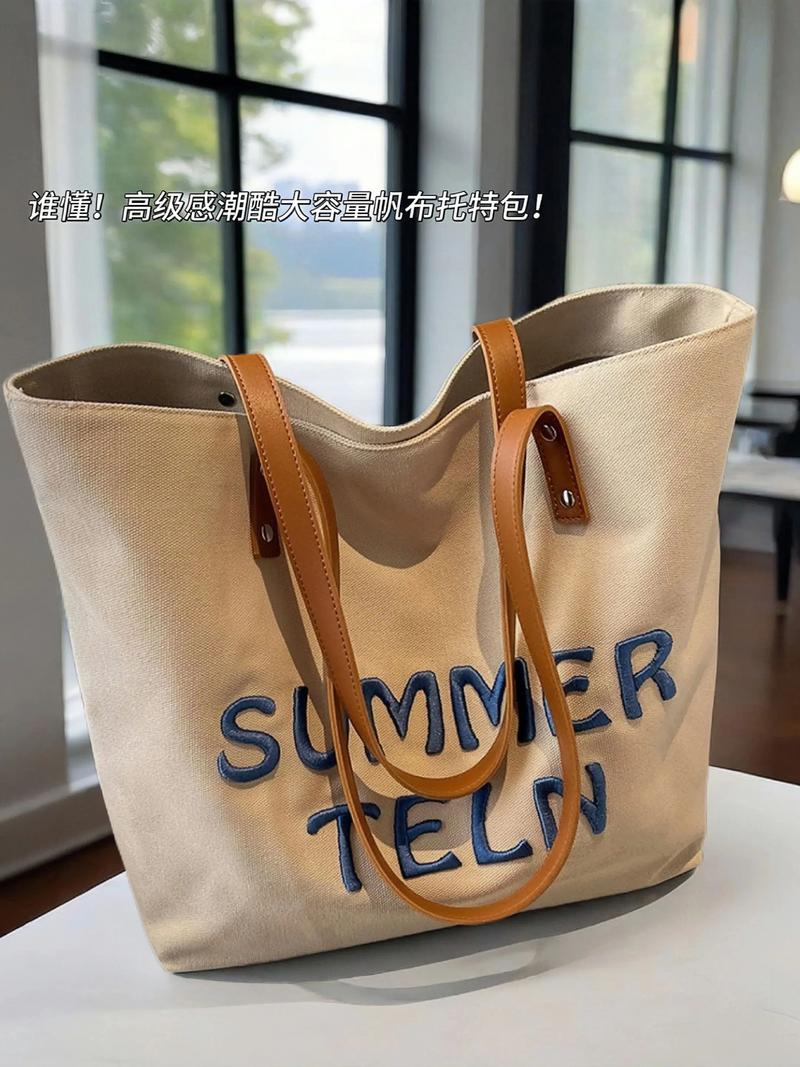 这款包的材质、容量和设计特点，适合日常通勤吗？