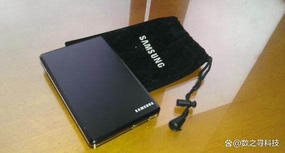 Laravel数据库迁移时，如何避免遇到可能导致数据丢失或损坏的潜在风险？