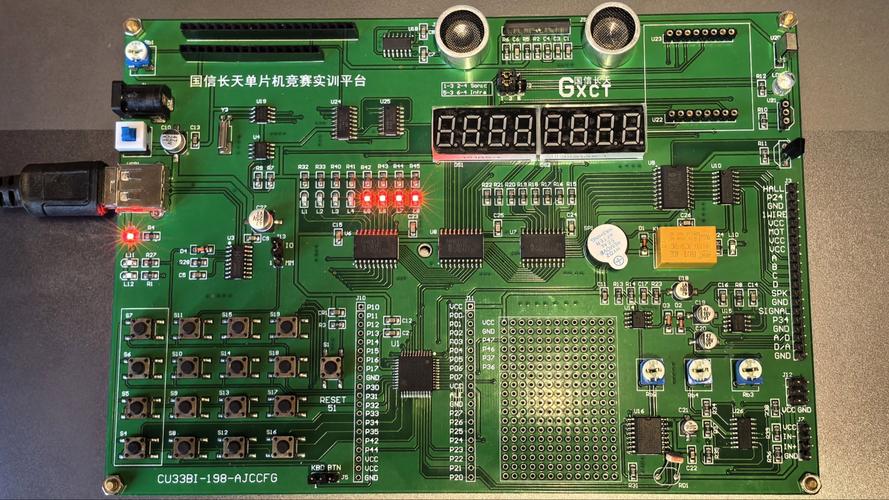 为什么eCos选择Synthetic虚拟目标板作为其开发平台？