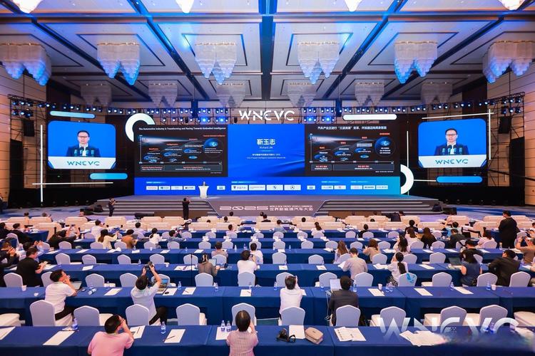未来乘坐自动驾驶汽车时，进行视频会议会有怎样的感受？