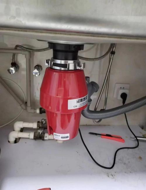 如何正确安装并使用食物垃圾处理器？