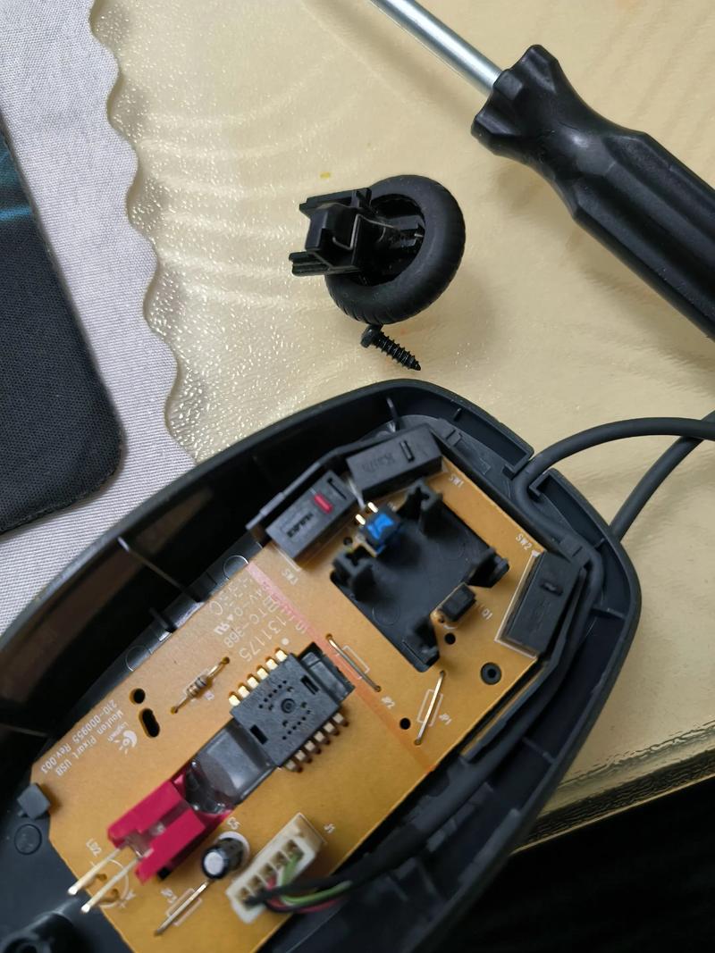 电脑鼠标左键为什么会突然失灵呢？