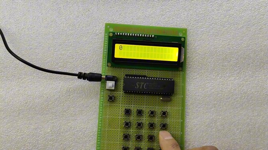 微型计算机中的运算器主要执行哪些运算功能？