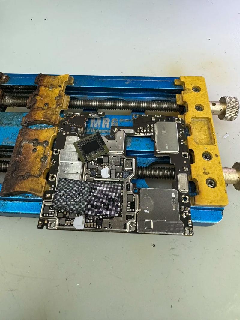 为什么在安装数据库过程中，CPU4核心处理器会频繁出现卡顿现象？