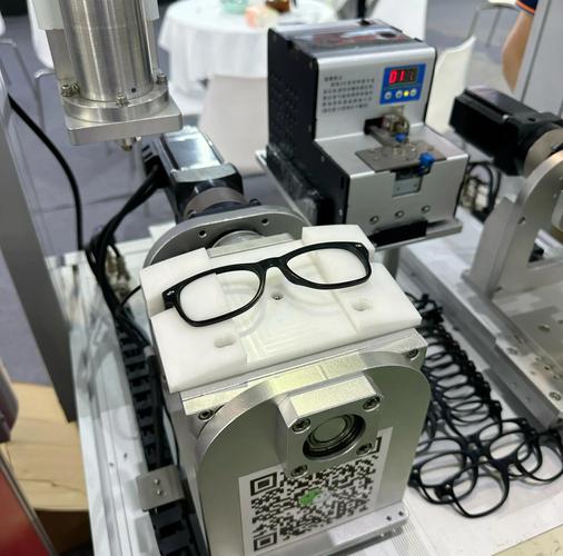 隐形眼镜制作过程中，竟然能进行车削工艺吗？