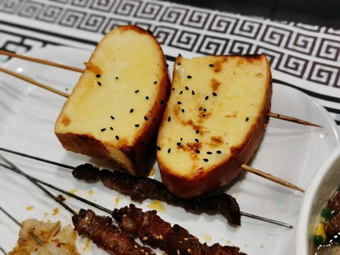 涮肚和烧烤在烹饪方式、食材处理和风味上有什么本质区别？