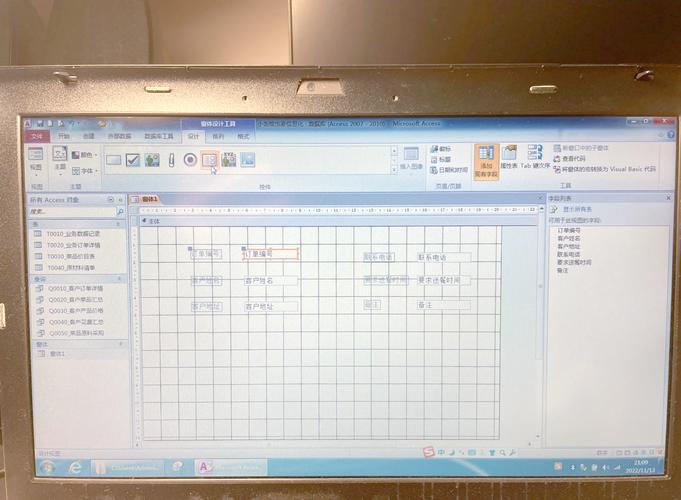 Delphi中如何实现允许在主窗口顶部绘制非模态子窗口的功能？