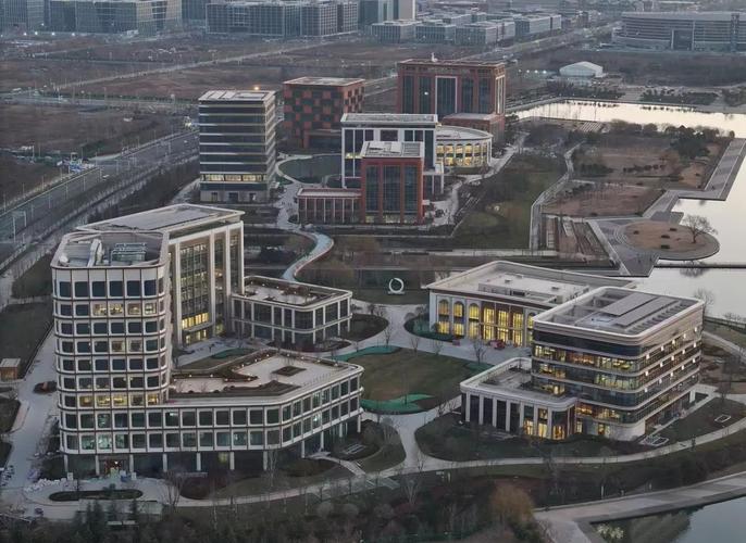 总部项目与研发中心的核心差异是什么？