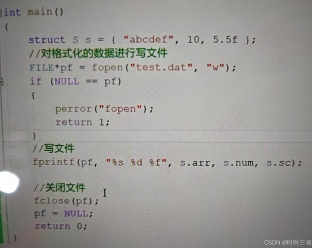 如何使用fmt.Fscanf函数连续读取输入格式化数据并赋值给多个变量直至遇到换行符？