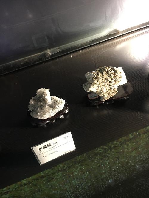 从外太空俯视，如何描述地球上的计算机硬件组成？