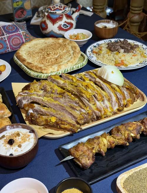 新疆丝绸之路深度游，有哪些特色美食和民俗体验值得体验？