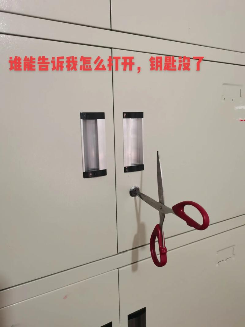 铁皮柜钥匙丢失后，有没有什么方法可以不换锁就能打开柜门？