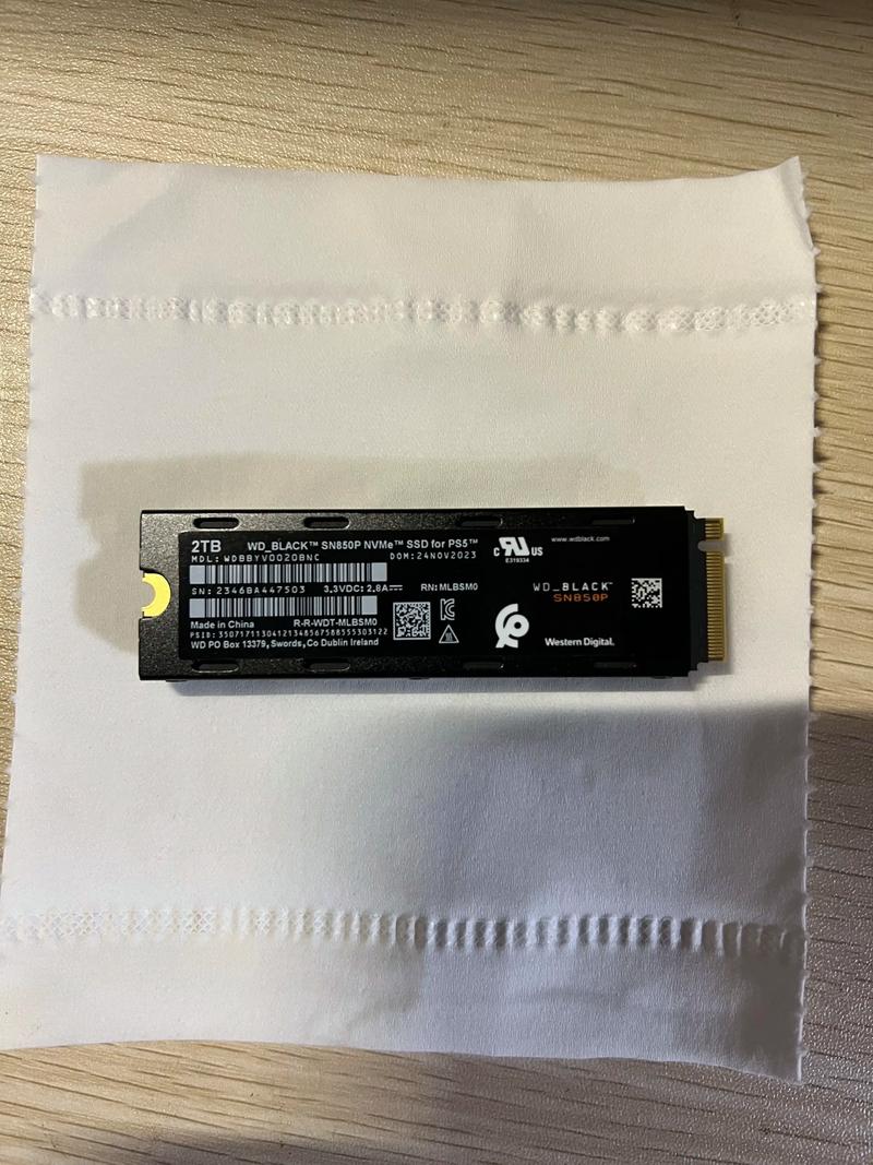 哪种小型、高容量、低功耗的固态硬盘更适合用于数据库存储？