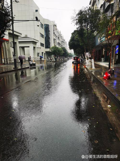 今天天气这么热，是不是要下雨了？