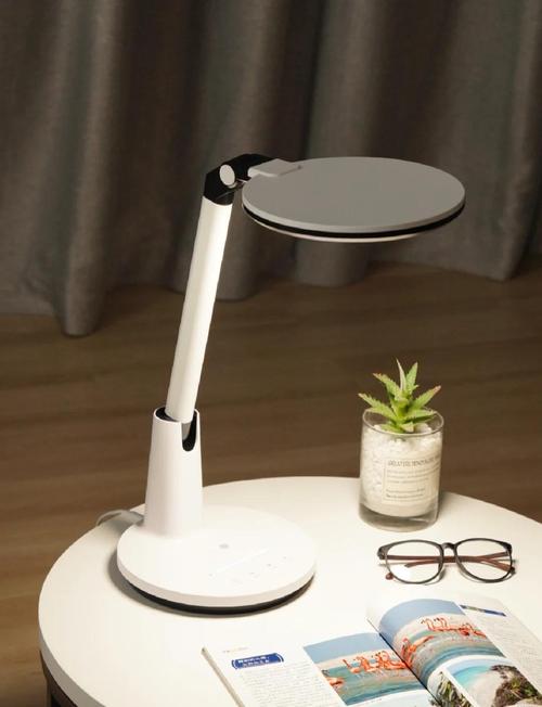 市面上哪款智能台灯品牌的热销护眼灯值得推荐？