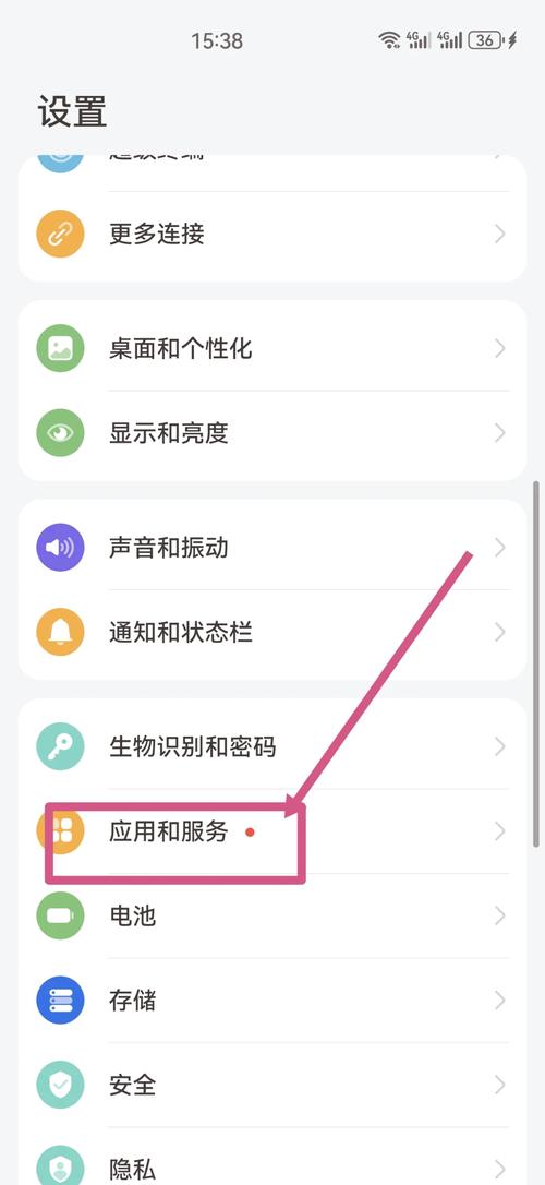 如何设置主屏幕实时显示具体时间和当地最新天气信息？