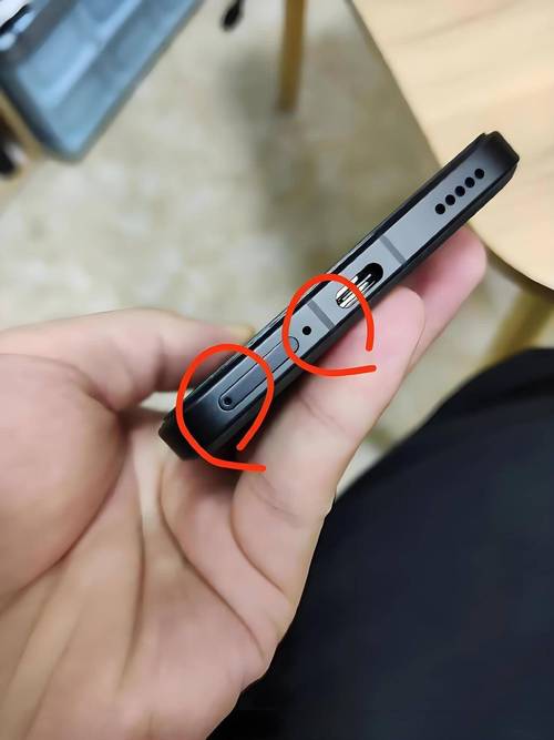 这个手机的麦克风接口在哪里？