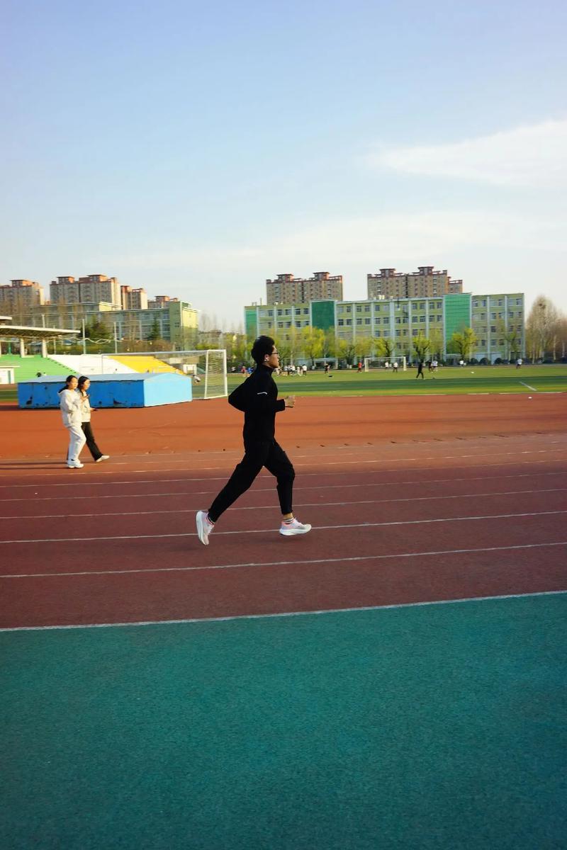 这片安静的操场，跑步的人去哪儿了？