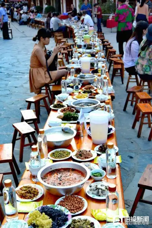 一桌定乾坤，桌界新潮创意无限，这样的长桌宴你见过吗？