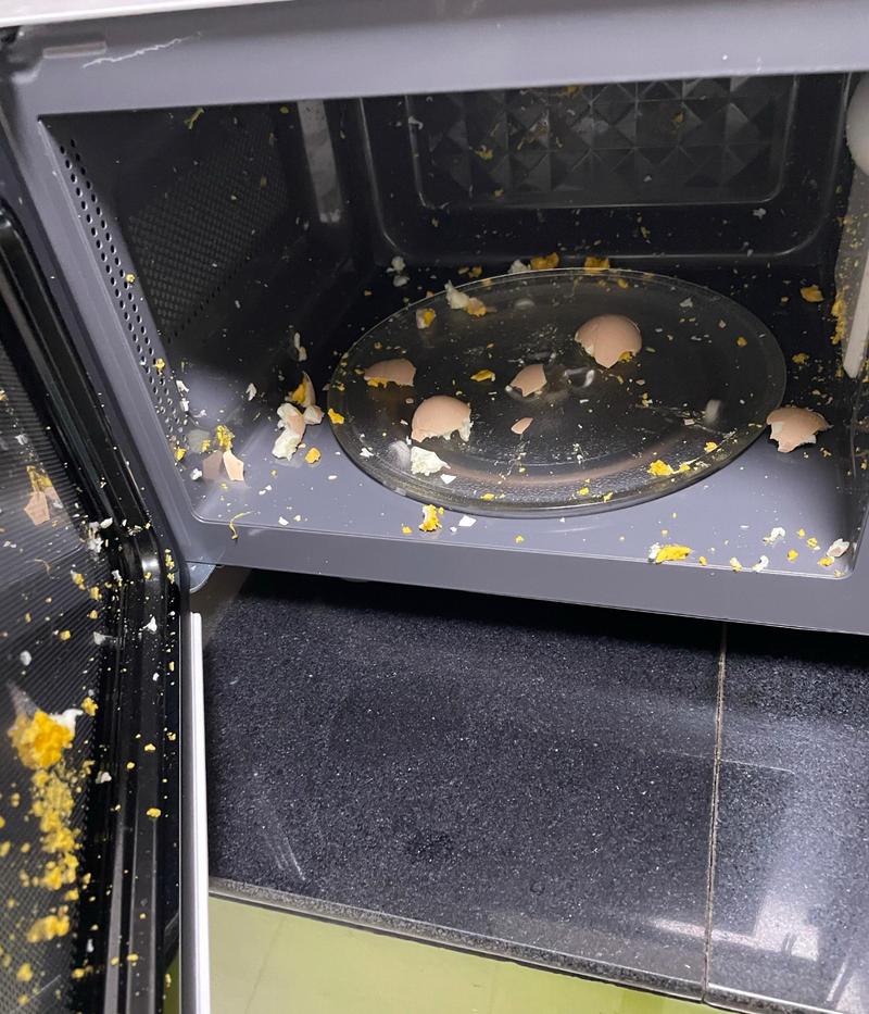 微波炉蒸鸡蛋在什么条件下会导致爆炸？