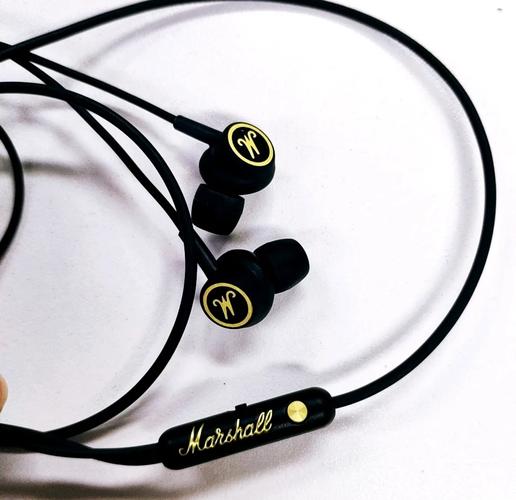 什么样的耳机在听摇滚音乐时音质表现更佳，有哪些品牌值得推荐？