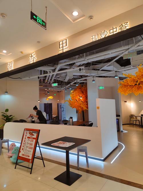 这家餐厅的菜品种类繁多，你能推荐几个特色长尾菜吗？