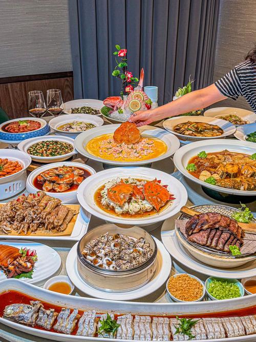 在众多美食中，哪一家餐厅的盛宴能让你心动成为顾客的首选呢？