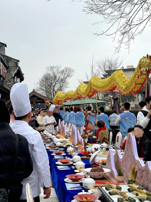 一桌定乾坤，桌界新潮创意无限，这样的长桌宴你见过吗？