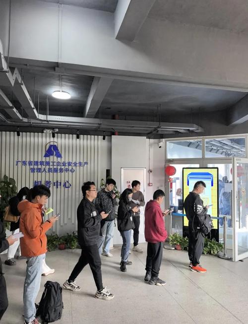 项目经理证书与B证在本质区别上，哪个更侧重项目管理技能？