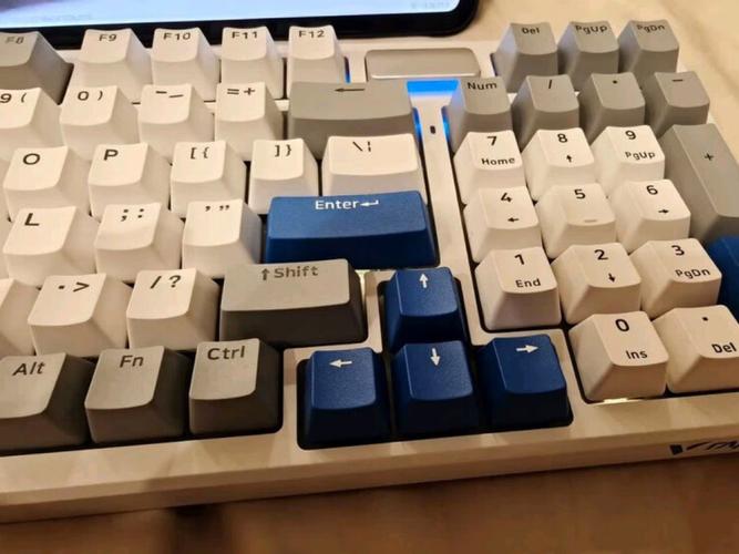 雷柏V700RGB黑轴机械键盘合金版性能如何？值得购买吗？