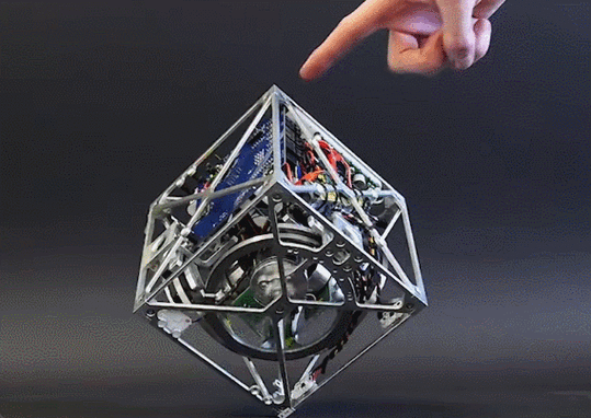 JavaScript中陀螺仪如何实现精准的3D空间定位与动态交互？