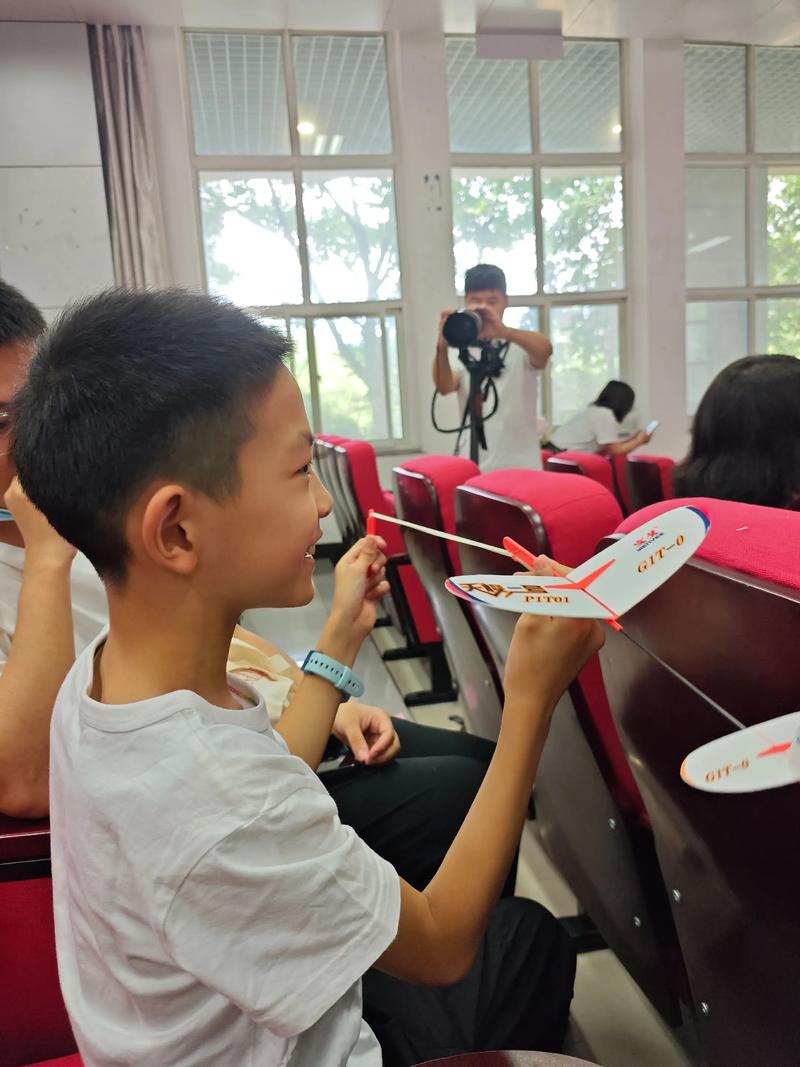 如何利用遗传算法和无人机优化卡车与两架无人机协同解决旅行推销员问题？