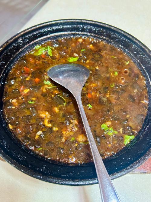 信阳市哪家餐厅提供正宗的本地特色美食？